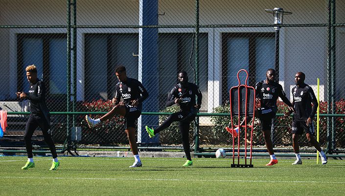 Futbol A Takımımız, Antrenmanını Tamamladı Isınma ve Pas Çalışmalarıyla Başladı