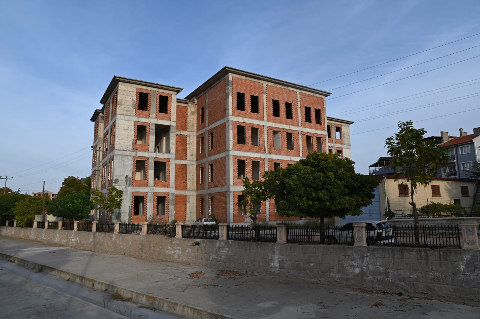 İl Milli Eğitim Müdürlüğü ve Kaymakam Arasındaki Ziyaret Emirdağ Hükümet Konağı İnce İşleri İçin İhale Tarihi Belli Oldu