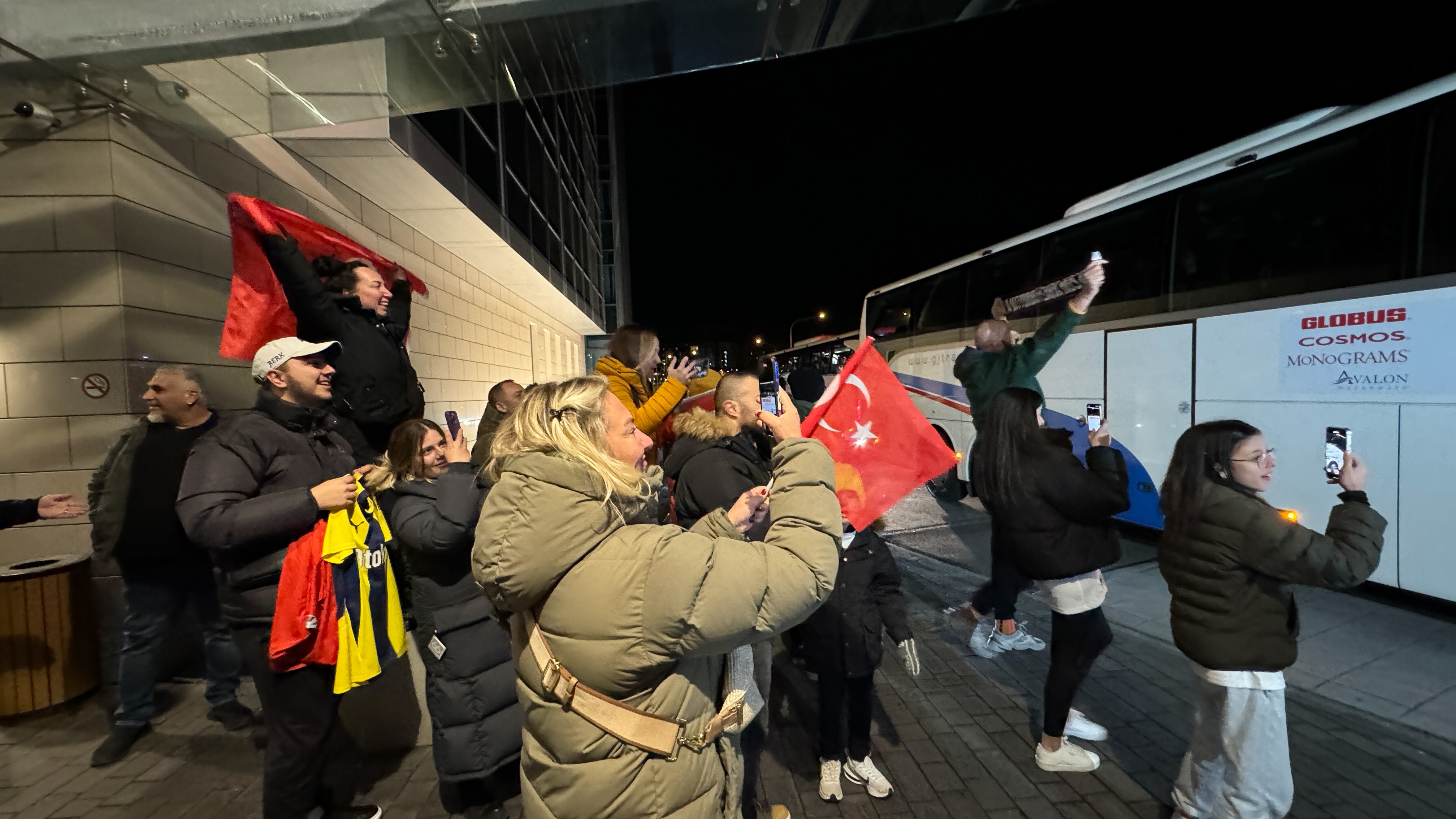 Izlanda'nın Atılı Kürkleri: Milli Futbol Takımı Millileri Türk taraftarlar karşıladı