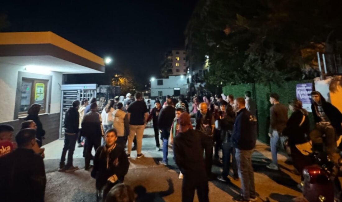 İzmir’deki Okullarda Gece Eğitim Tartışması Öğrenciler Gece Saatlerinde Okuldan Çıkıyor