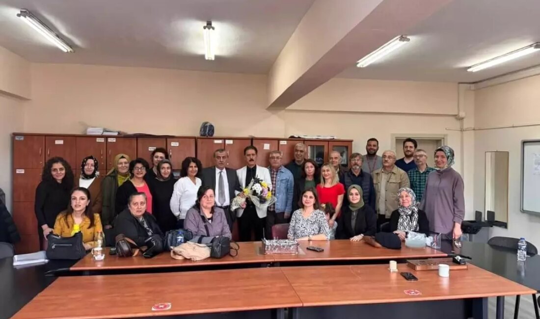 Emekli Bir Öğretmenin Duygusal Veda AnıHaberin BaşlıklarıEmekli Bir Öğretmenin Duygusal
