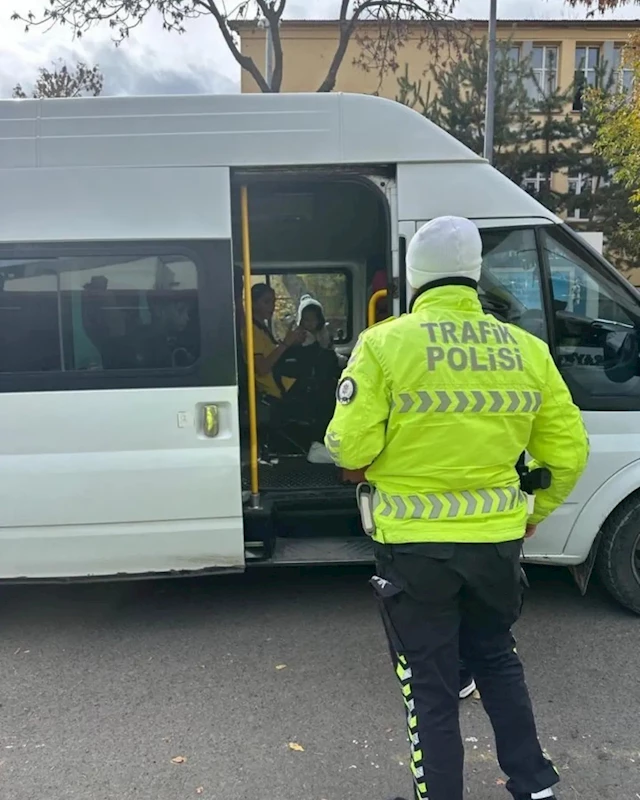 Kars’ta Okul Servislerine Güvenlik Denetimi Artırıldı Emniyet Müdürlüğü Trafik Ekipleri