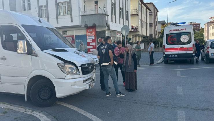 Öğrenci Servisine Otomobil Çarptı: 8 YaralıHaberin BaşlıklarıÖğrenci Servisine Otomobil Çarptı: