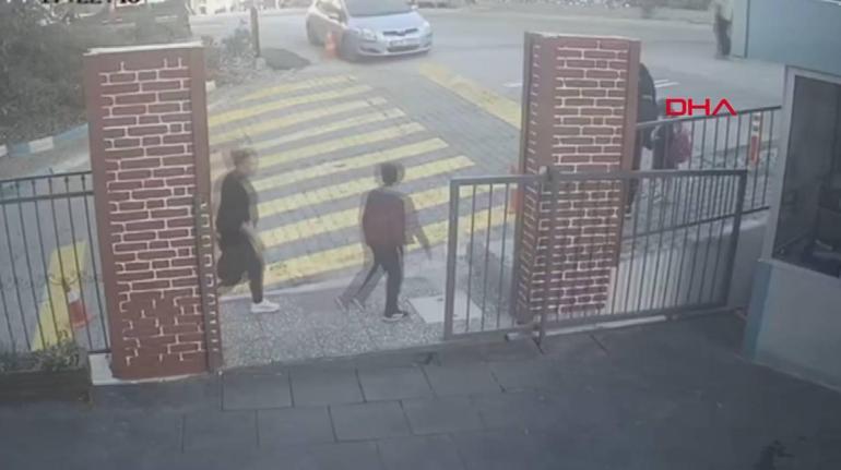 Koşarak yetişen öğretmen faciayı son anda önledi! Çocuklar ve veliler kurtuldu. Koşarak gelen öğretmen uyardı, facia son anda önlendi... Çocuklar ve veliler son anda kurtuldu