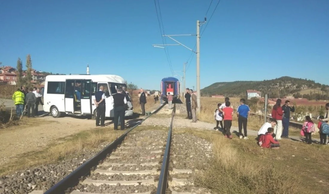 Öğrenci Servisi Trenin Arka Vagonuna Çarptı Feci Kaza Tavşanlı ilçesinde
