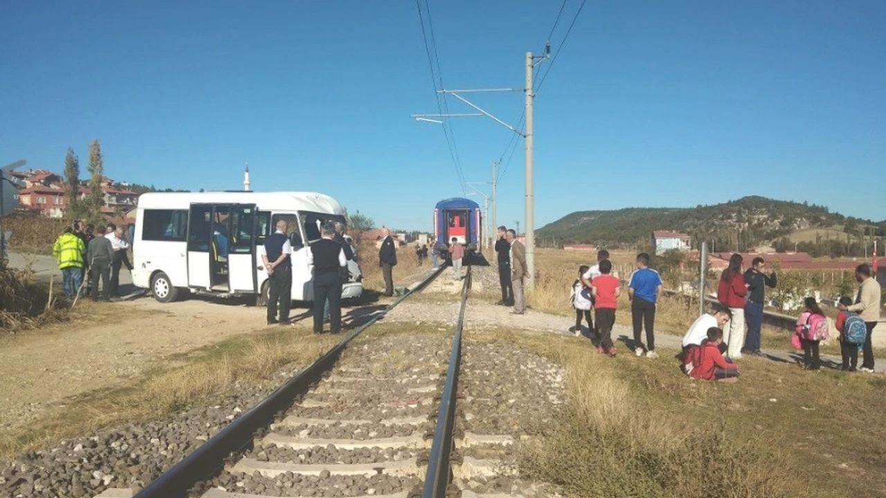 Öğrenci Servisi Trenin Arka Vagonuna Çarptı Feci Kaza Tavşanlı ilçesinde