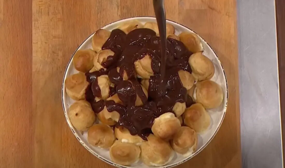 MasterChef Profiterol Tarifi MasterChef yarışmasında en iyi profiterolü yaparak mavi