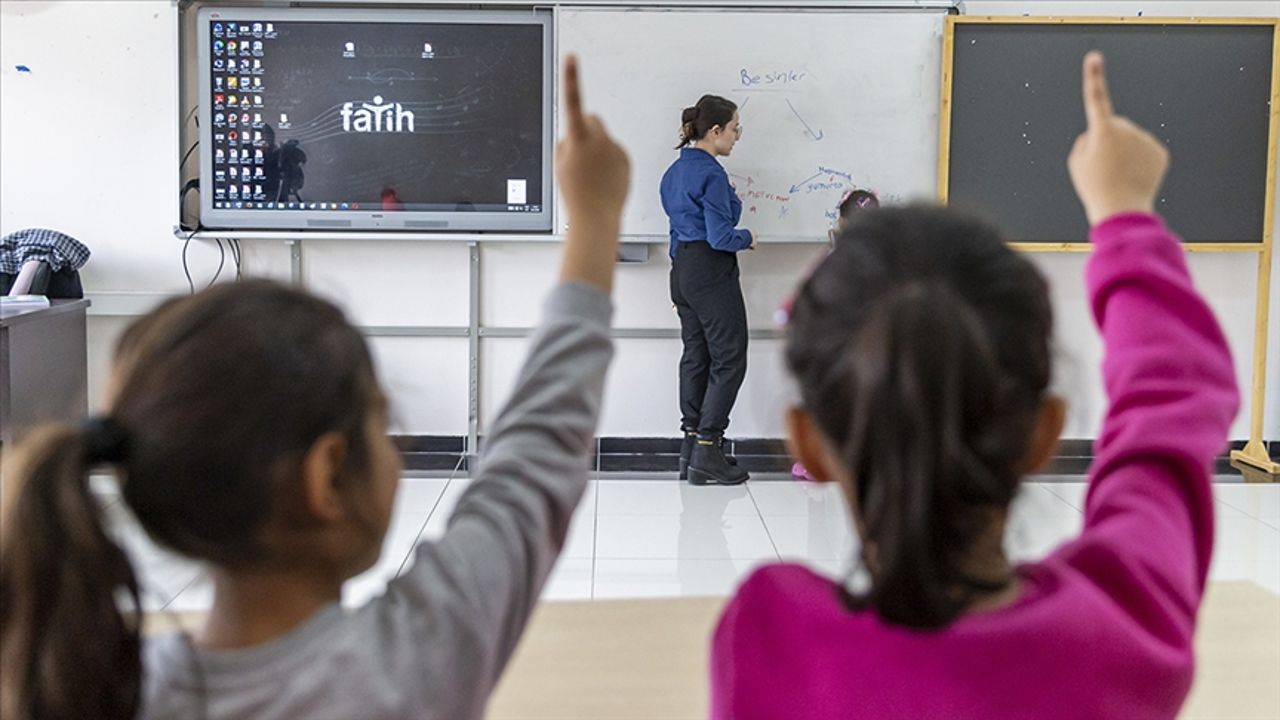 MEB, öğretmeni tekrar eğitecek! Karar Meclis'ten geçti, yeni dönem başlıyor
