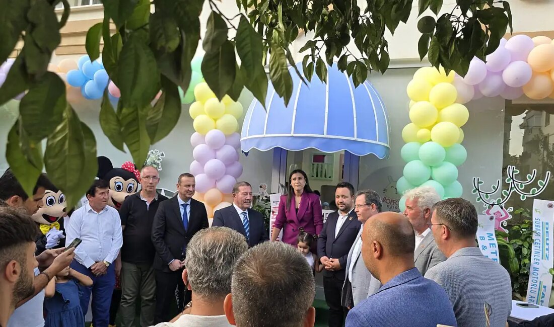 Okul Önünde Gerçekleşen Feci Kaza: Motosiklet ile Otomobil Çarpıştı, 2
