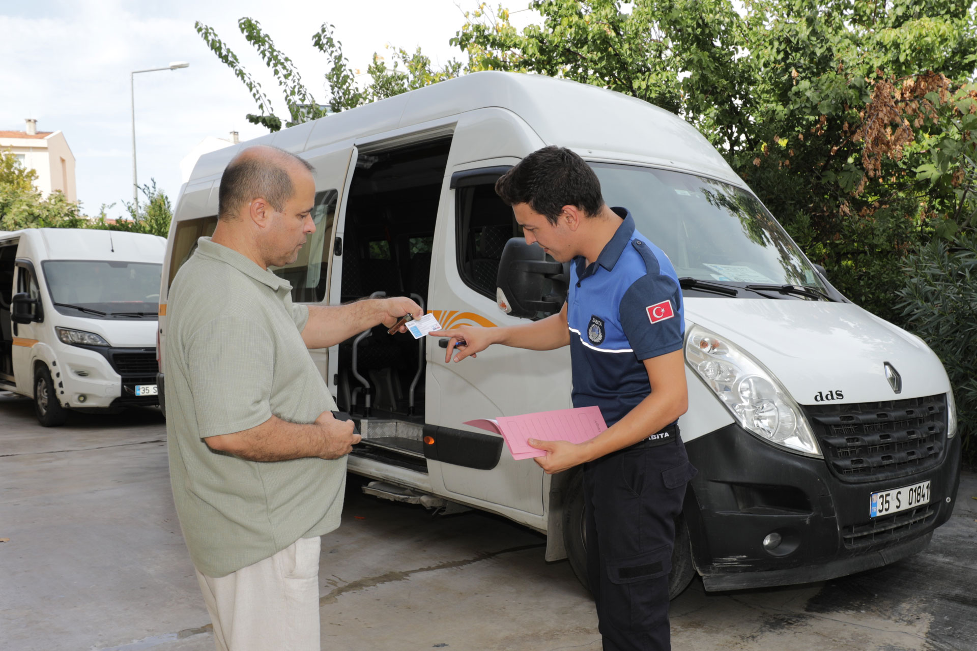 Narlıdere İlçesinde Okul Servis Araçları Denetimi Gerçekleştirildi Narlıdere Belediyesi Zabıta