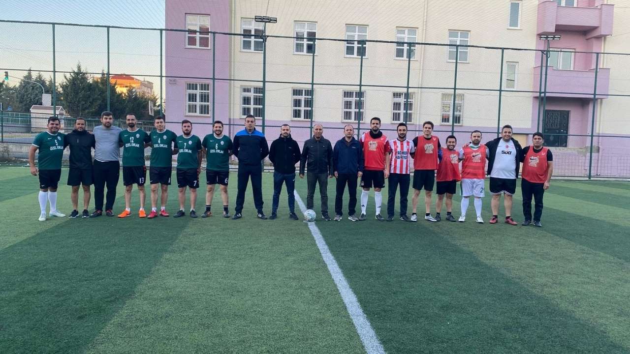 Ogretmenler Arasinda Heyecan Dolu Futbol Turnuvasi Basladi
