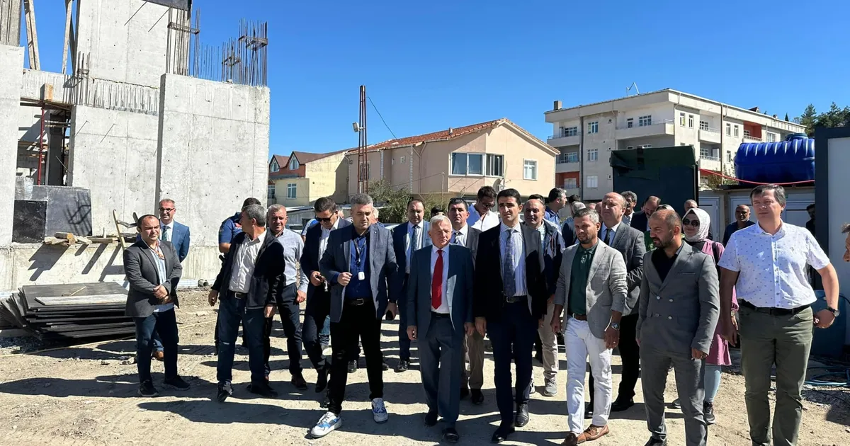 Okul Insaatinda Incelemede Bulunanlar Bati Ekspres.webp