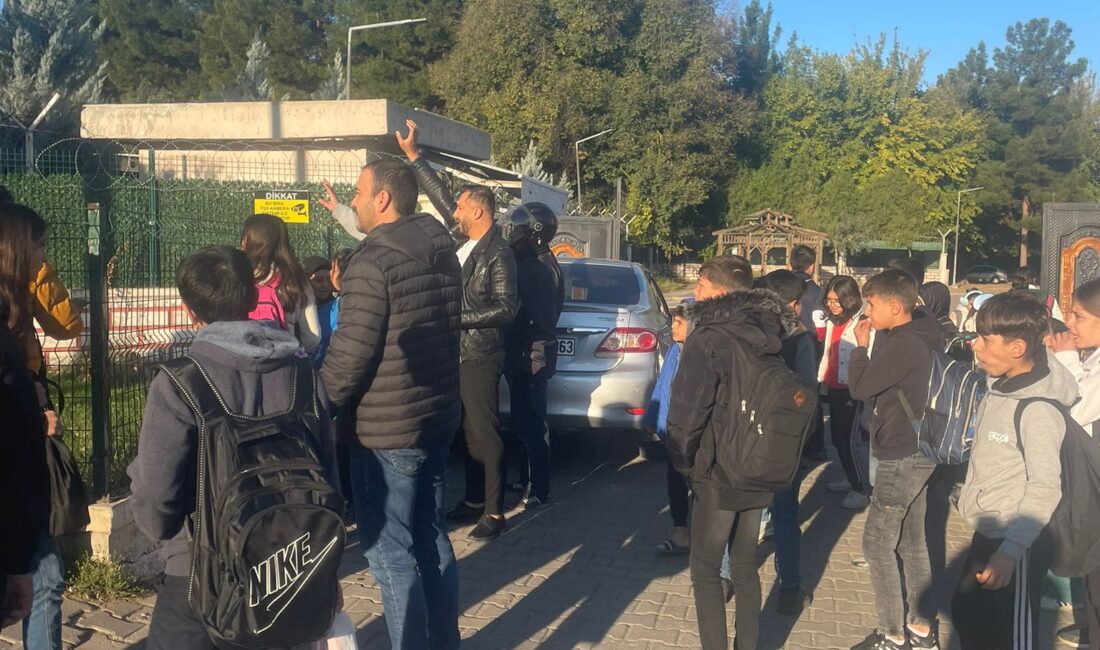 Öğrencileri Okula Giderken Çarpan Otomobilde Yaralanmaya Neden Oldu Haberin BaşlıklarıÖğrencileri