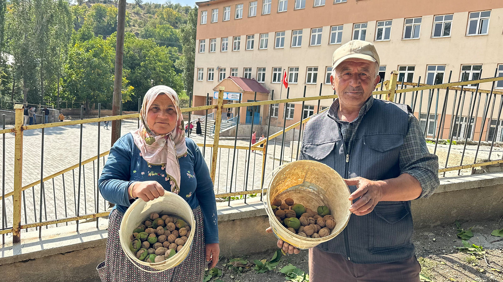 Ceviz Ağacıyla Okul Yolunu Temizleyen Aile, Öğrencilere İkramda Bulunuyor Ortaç