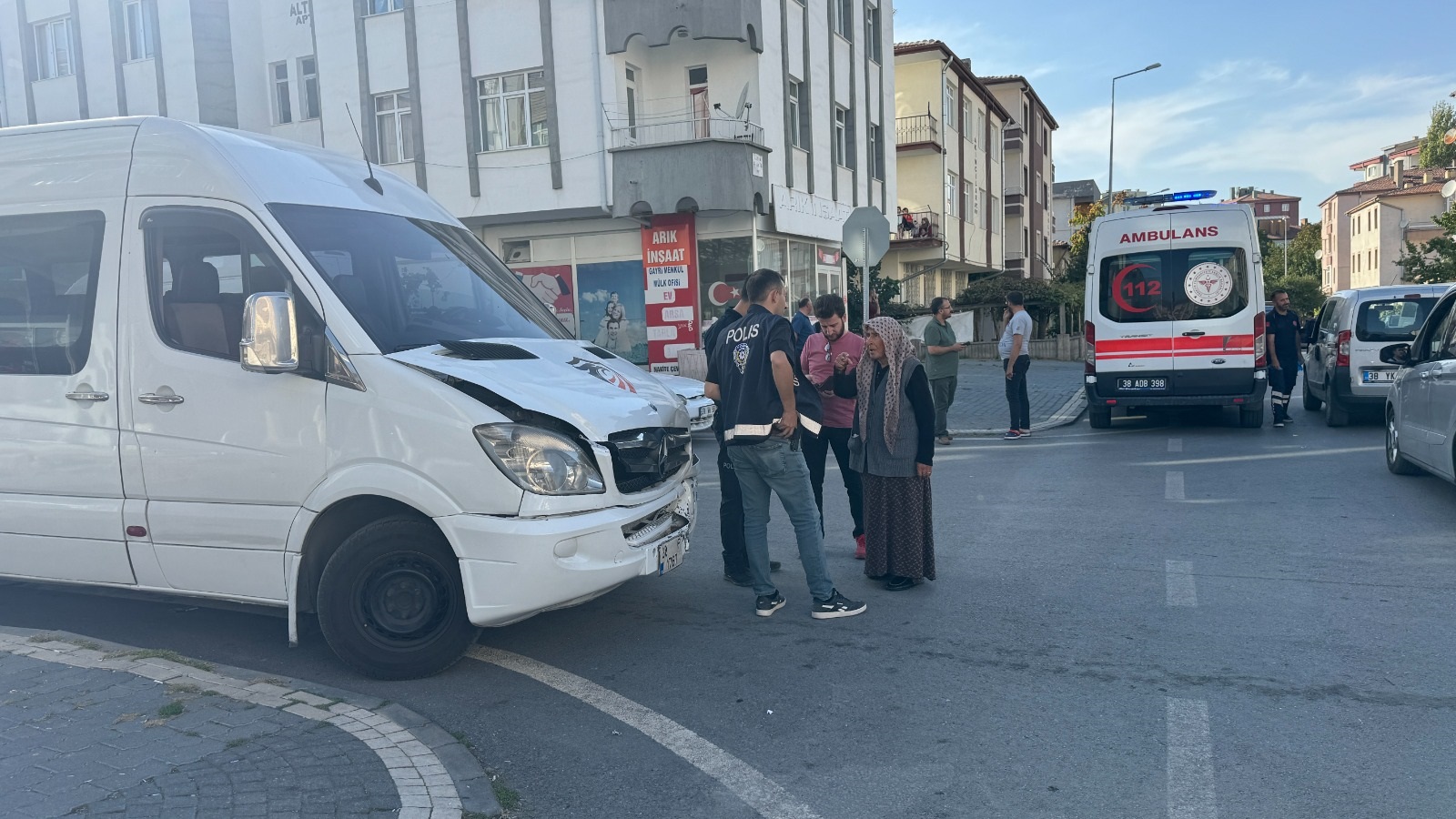 Otomobil Ile Minibus Carpisti 7si Ogrenci 8 Yarali Baskent