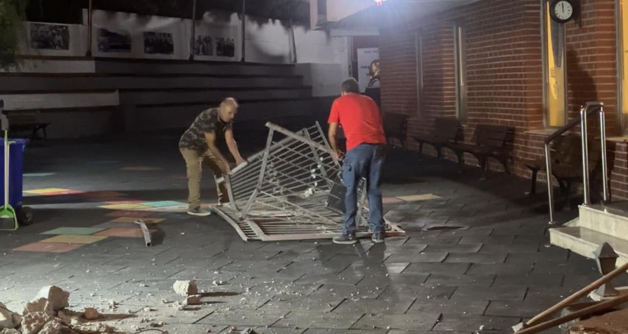 Otomobil okul kapisini kirip iceri girince kontrolden cikti