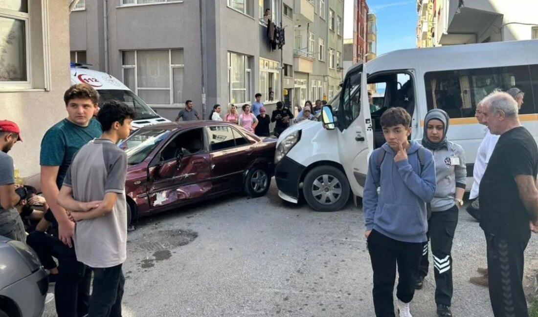 Kaza Sonucunda Okul Servisi ile Otomobil Çarpıştı: 7 Öğrenci YaralandıHaberin