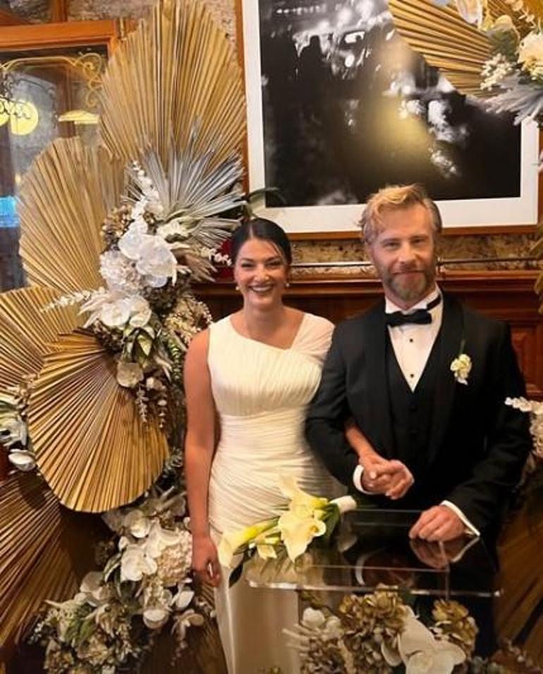 Özgün Çevik ve Hatice Kartoğlu 4 Yıllık Aşkın Ardından Mutlu Sona Eriştiler 4 yıllık aşkta mutlu son... Özgür Çevik ile Hatice Kartoğlu evlendi