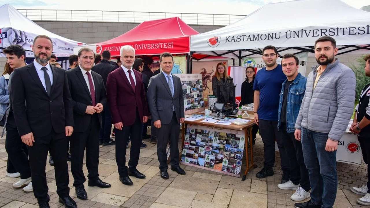 Rektor Topal Ogrenci Stantlarini Ziyaret Etti
