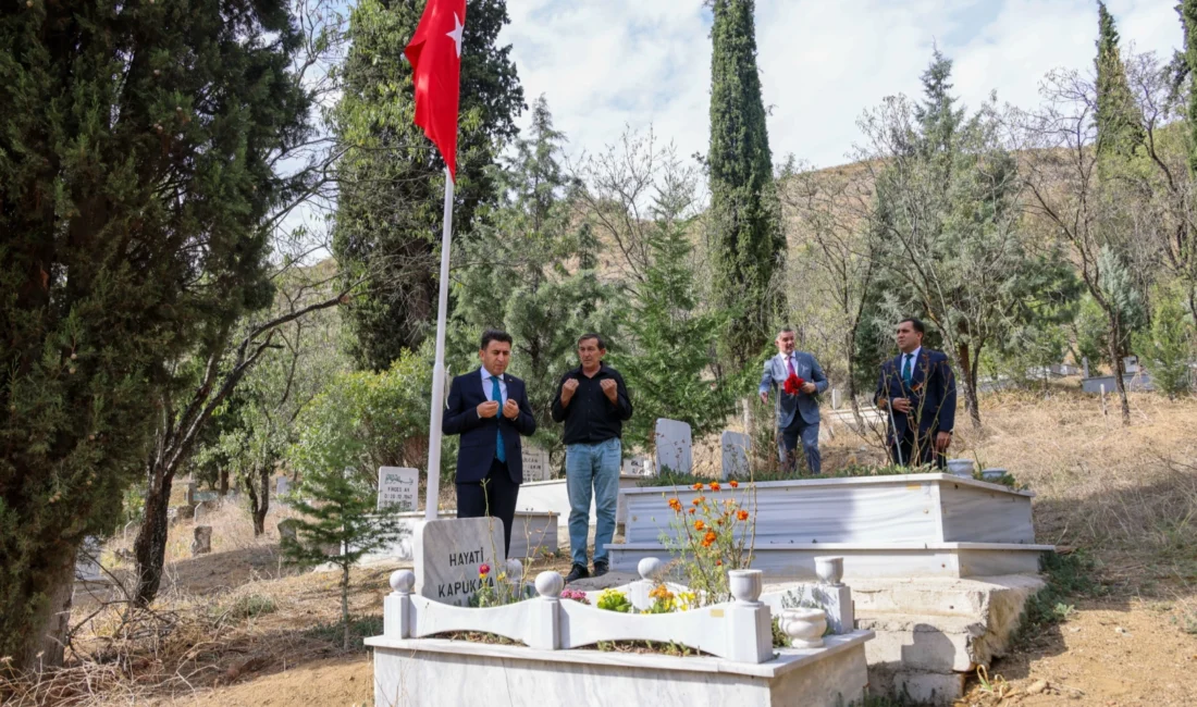 Bilecik Valisi Şehit Öğretmen Hayati Kapukaya’yı Mezarı Başında AndıHaberin BaşlıklarıBilecik