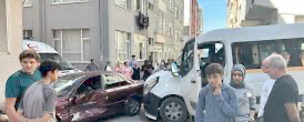 Sinop’ta Okul Servisi ile Otomobil Çarpıştı: 7 Öğrenci Yaralandı Sinop