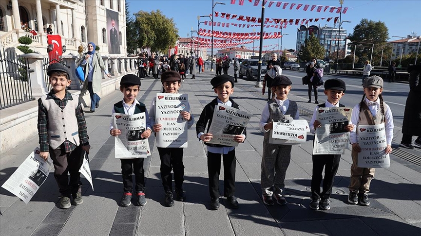 Sivas Öğrencileri, Cumhuriyet Bayramı’nda Temsili Gazete Dağıttı Sivas’ta Öğrenciler Tarafından