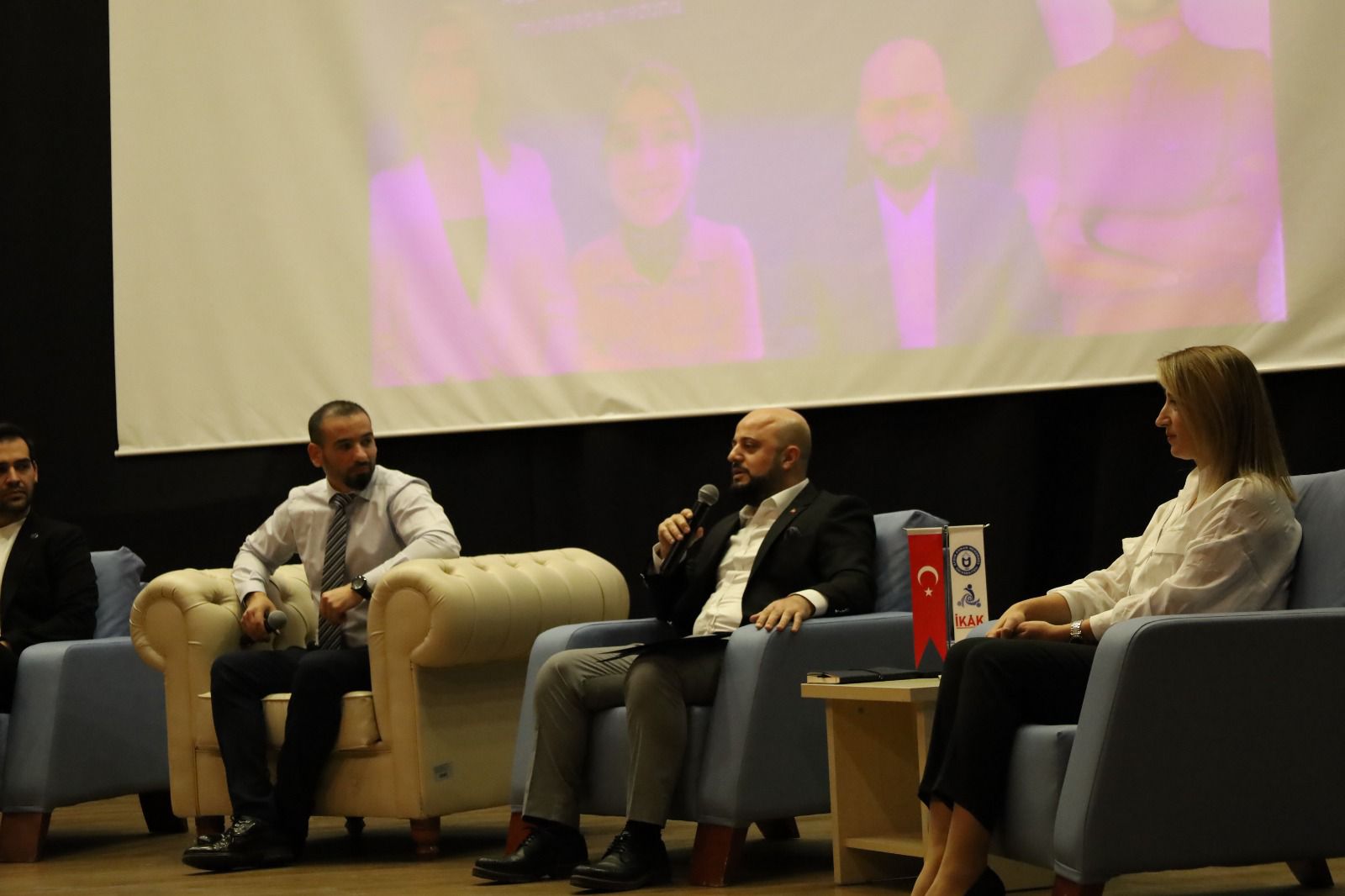 Gülpolat, sokakta çikolata satarak başlayan kariyerini üniversite öğrencileri ile paylaştı