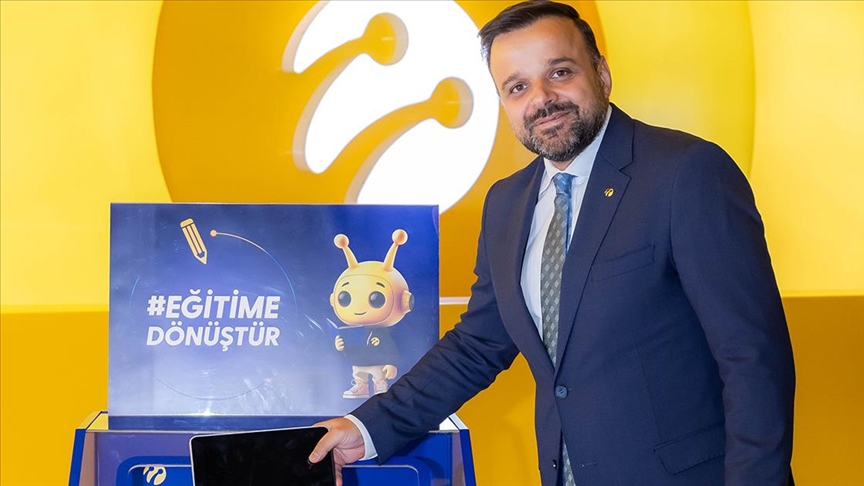 Turkcell Genel Müdürü Ali Taha Koç, “Eğitime Dönüştür” projesi kapsamında