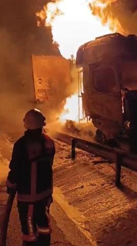 Otoyolda TIR'ın Alev Aldığı Anlar