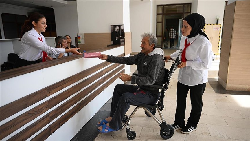 Trakya Üniversitesi Tıp Fakültesi Hastanesi’nde Refakatçi Öğrenci Uygulaması Başlatıldı Hastalara