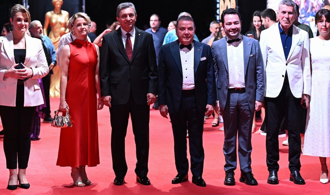 61. Uluslararası Antalya Altın Portakal Film Festivali Kırmızı Halı Geçişiyle