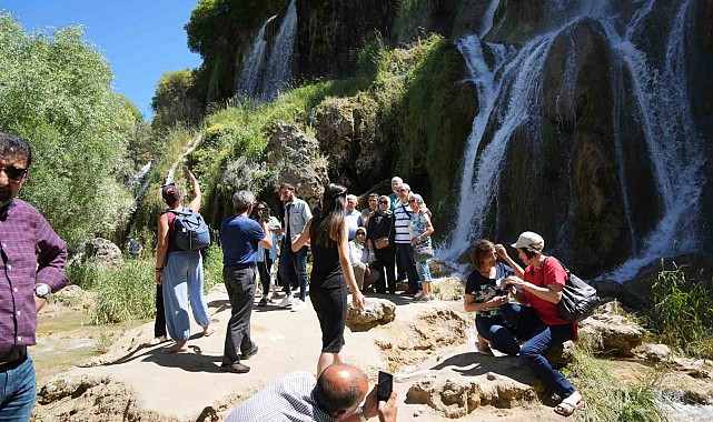 Girlevik Şelalesi, Erzincan’da Sonbaharda Ziyaretçilerini Ağırlıyor Üniversite Öğrencileri ve Ziyaretçiler