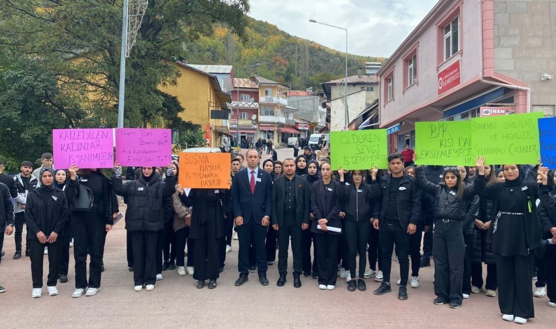 Posof İlçesinde Üniversite Öğrencileri Kadın Cinayetlerini Protesto Etti Üniversite Öğrencileri