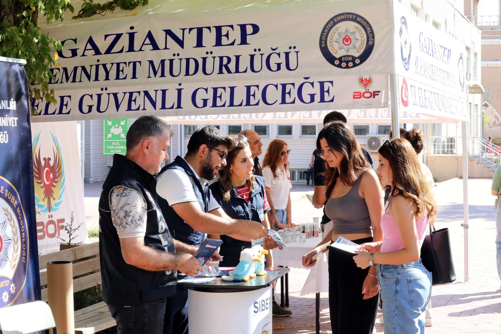GAÜN Kampüsünde Emniyet Müdürlüğü Tarafından Gençlere Yönelik Bilgilendirme Etkinliği Gerçekleştirildi