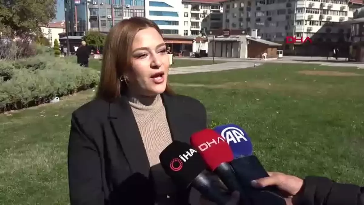 üniversite öğrencisi Azra Boysak, Sivas’ta bir kargayla karşılaşarak onunla otobüse