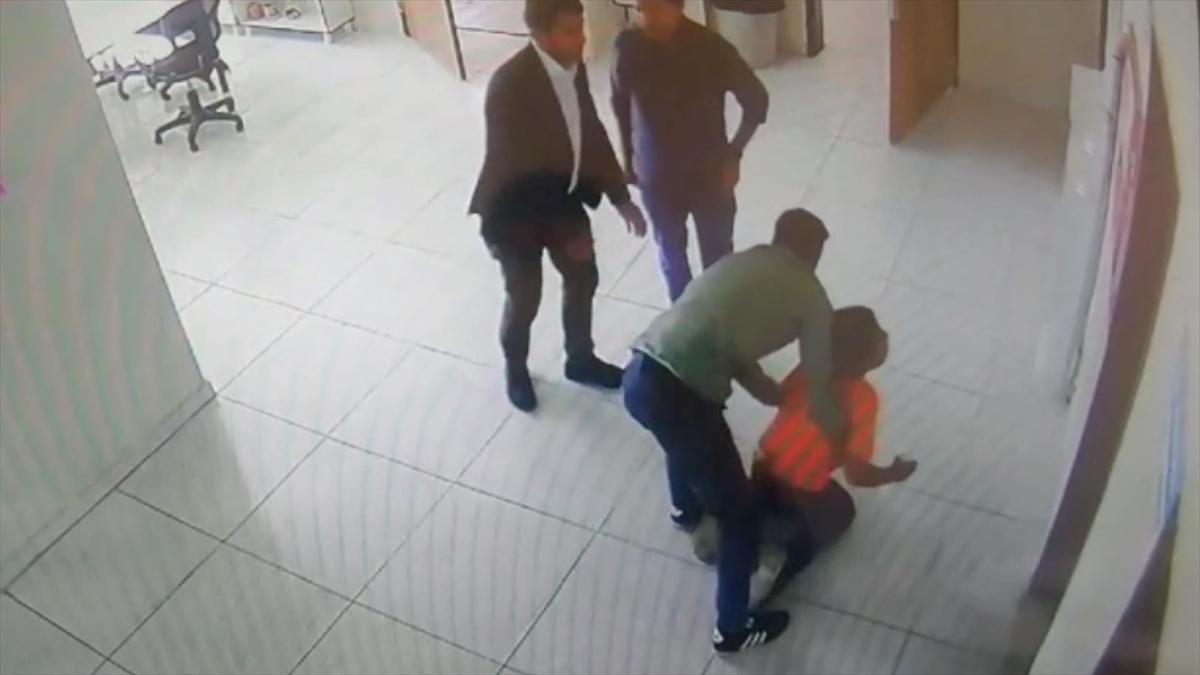 Vanda Nefes Borusuna Yiyecek Kacan Ogrenci Heimlich Hareketiyle Kurtarildi