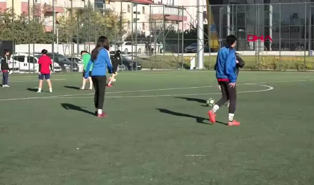 Kadın Futbol Takımı Van’da Destek BekliyorHaberin BaşlıklarıKadın Futbol Takımı Van’da