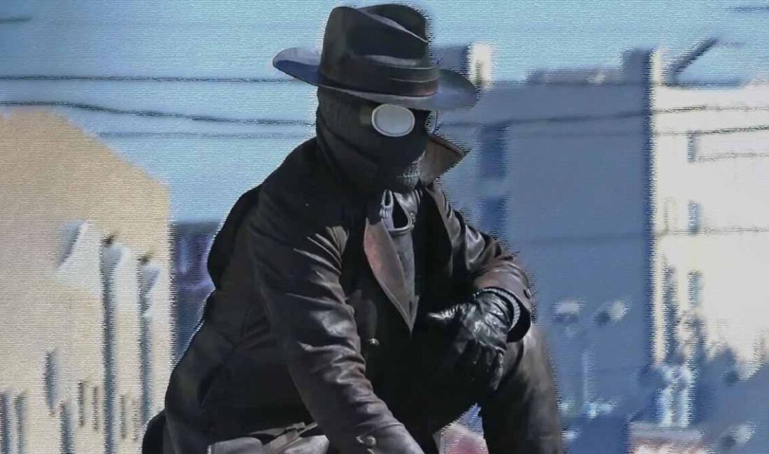 Nicolas Cage, Spider-Noir dizisinde canlandıracağı karakterle set fotoğraflarında görüntülendi. Cage,