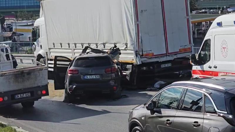 Zeytinburnu’nda Otomobilin Kamyona Çarpması Sonucu Bir Kişi Hayatını Kaybetti Otomobilin