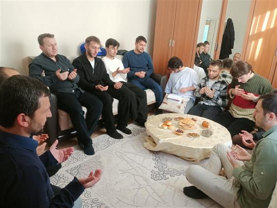 Zonguldak’ta bulunan bir Doğu Türkistanlı aileyi ziyaret eden TDV Genç