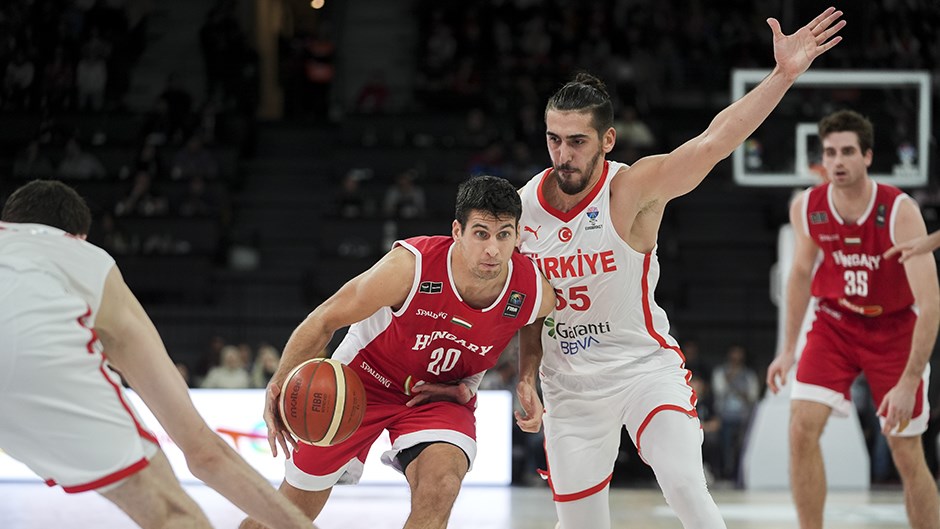 12 Dev Adam Basketbol Takımı, Macaristan’ı Farklı Yendi Taraftarın Desteğiyle
