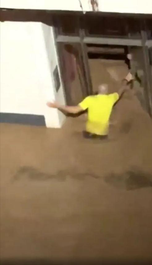 Kahraman öğretmen, sel sularında mahsur kalan öğrencileri cam kapıyı kırarak kurtardı Kahraman öğretmen, sel sularında mahsur kalan öğrencileri cam kapıyı kırarak kurtardı