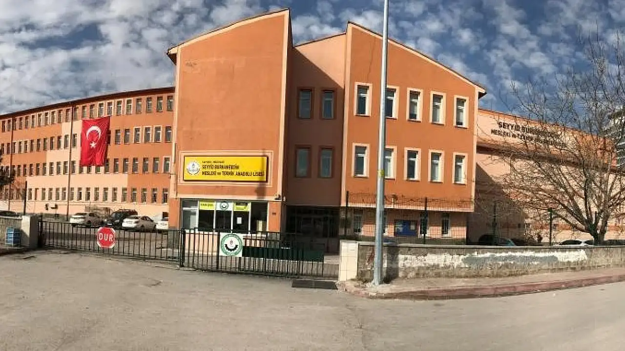 1730739971 Narkotik Ekipleri Okul Cevresinde Uygulama Yapiyor