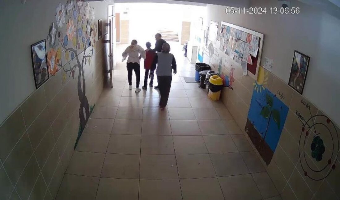 Gazi Kamil Ayhan Ortaokulu Öğrencisinin Nefesi Heimlich Manevrasıyla Kurtarıldı Öğrencinin