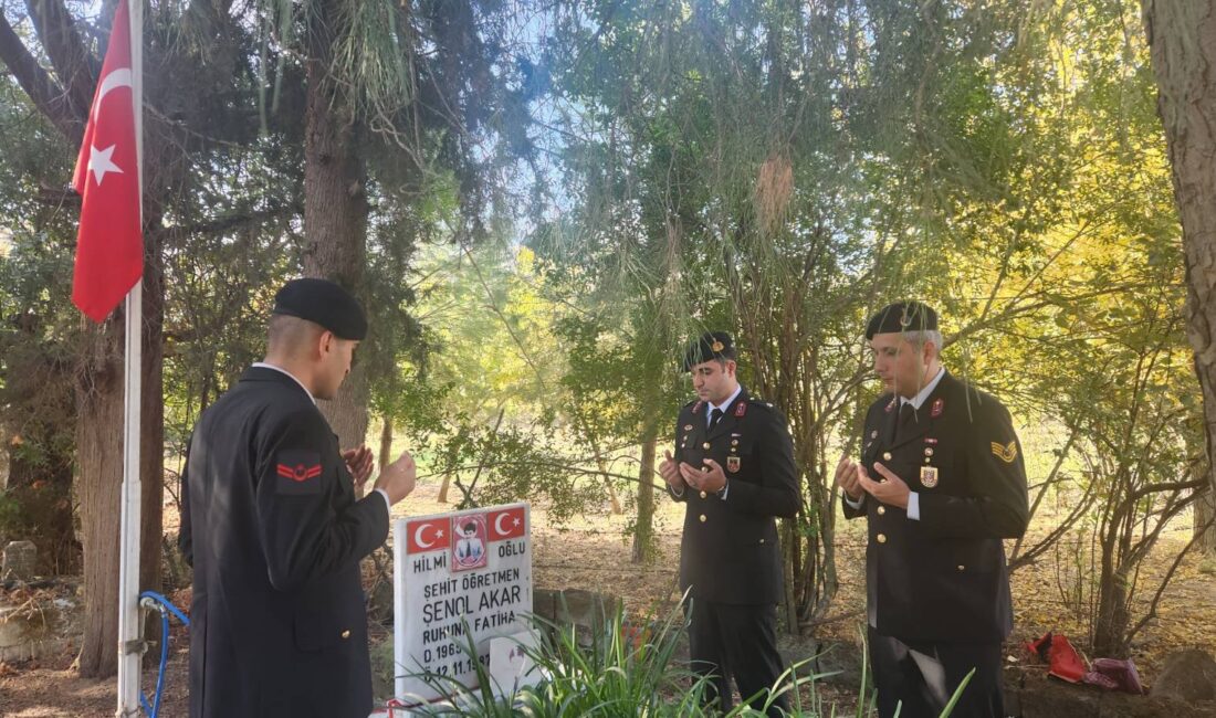 Karpuzlu İlçe Jandarma Komutanlığı Personeli, Şehit Öğretmen Şenol Akar’ın Kabrini