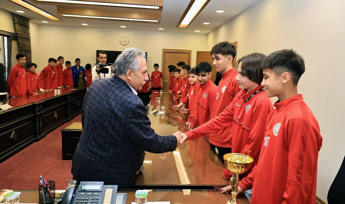 Genç Futbolcular ve Teknik Heyet, Talas Belediye Başkanı’nı Ziyaret Etti