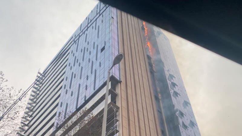 Sarıyer’de 25 Katlı Otel İnşaatında Yangın Çıktı İstanbul’un Sarıyer ilçesinde