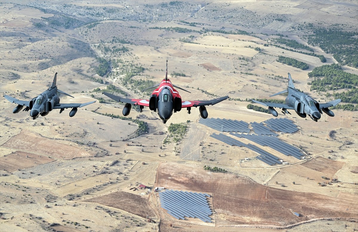 Eskişehir'de F-4E Uçaklarıyla 50. Yıla Özel Nefes Kesici Eğitim Uçuşu Eskişehir'de F-4E uçaklarından 50. yıla özel nefes kesen eğitim uçuşu