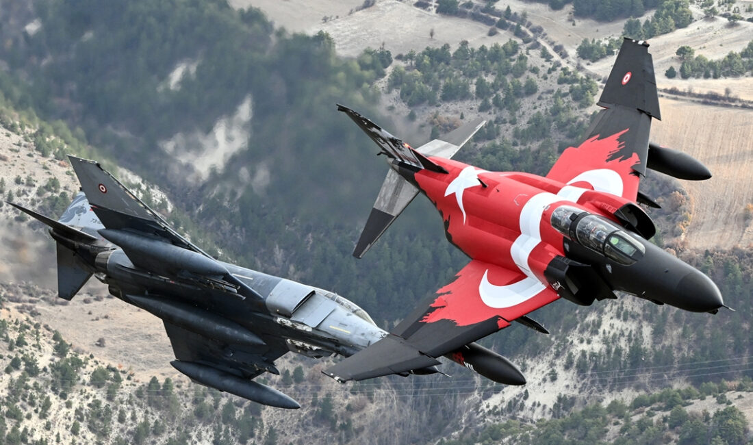 Eskişehir’de F-4E Uçakları 50. Yıla Özel Eğitim Uçuşu Gerçekleştirdi F-4E
