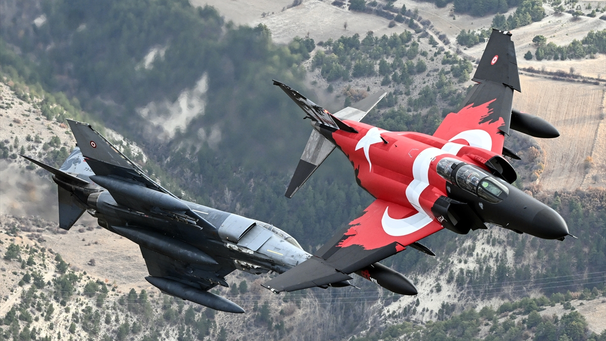 Eskişehir’de F-4E Uçakları 50. Yıla Özel Eğitim Uçuşu Gerçekleştirdi F-4E